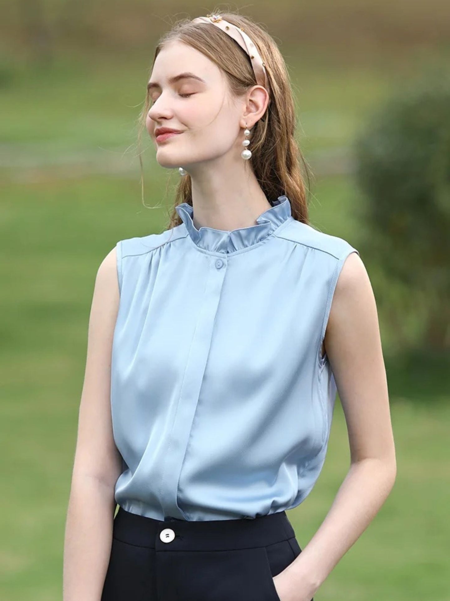Sleeveless Blouse with Ruffled Collar