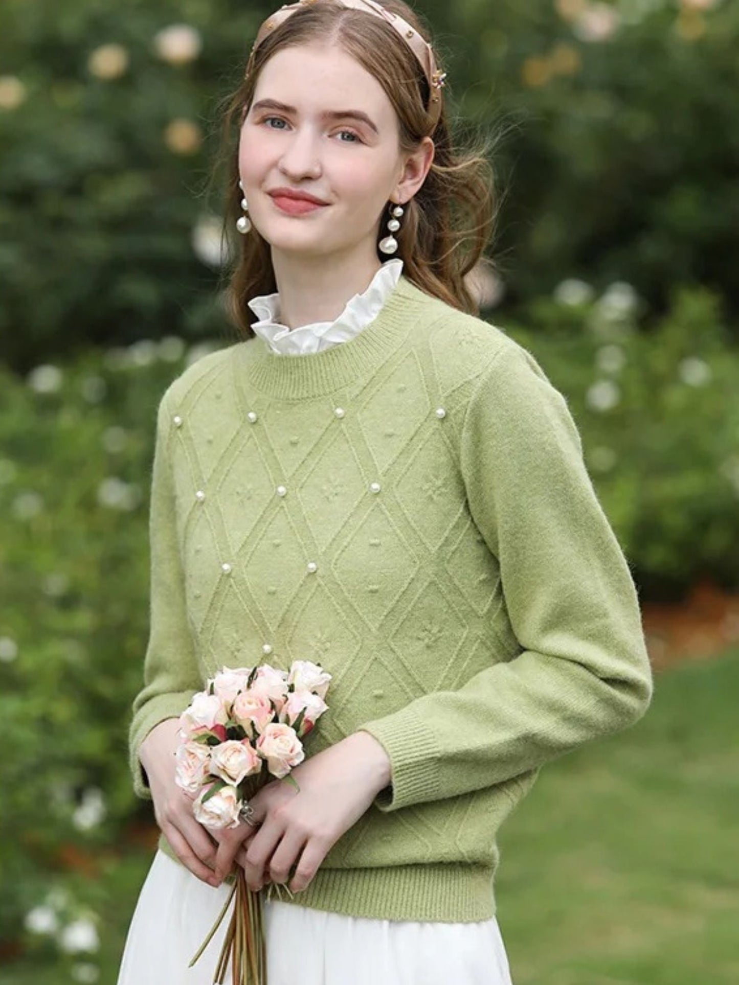 Sleeveless Blouse with Ruffled Collar