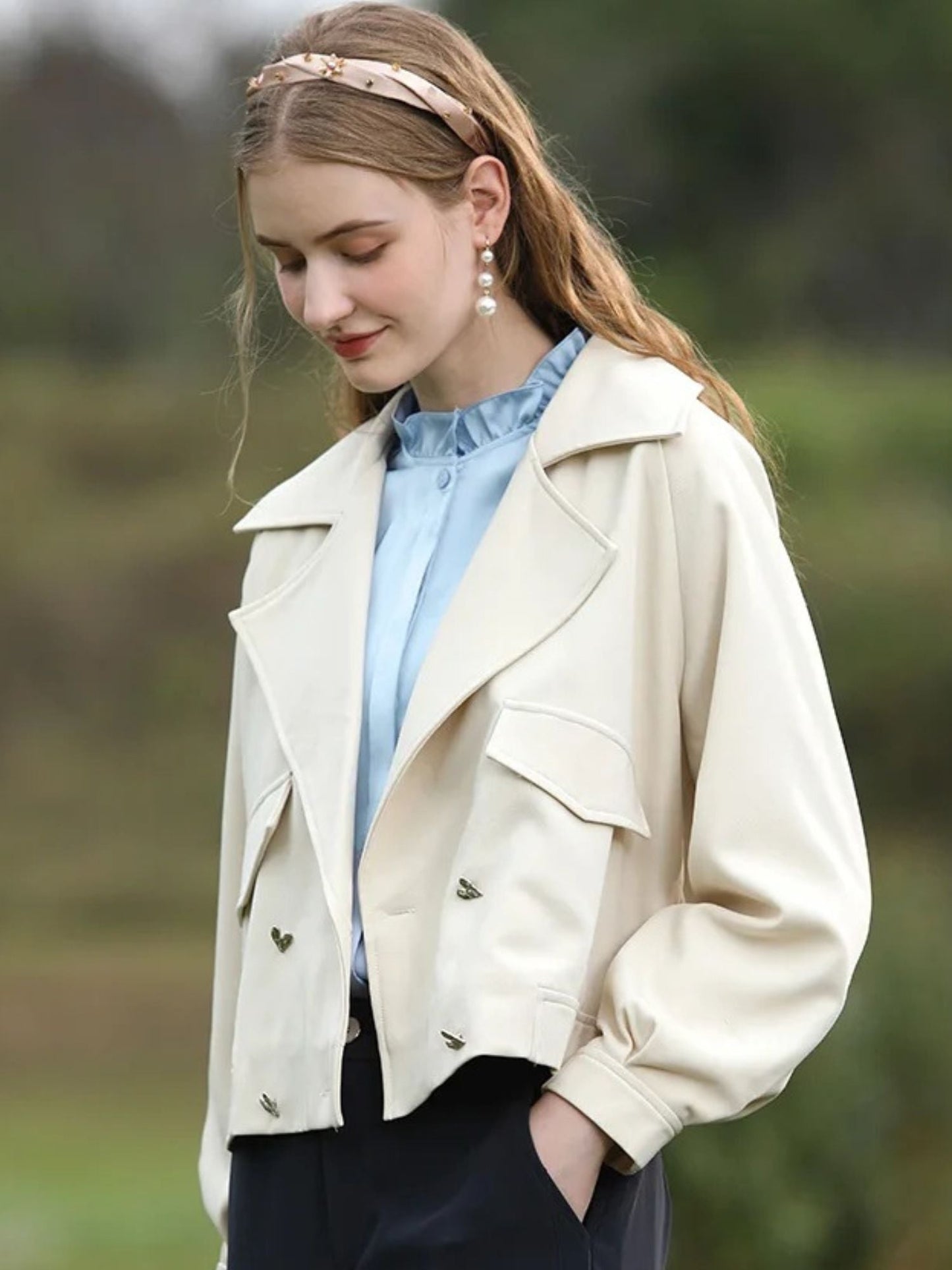 Sleeveless Blouse with Ruffled Collar