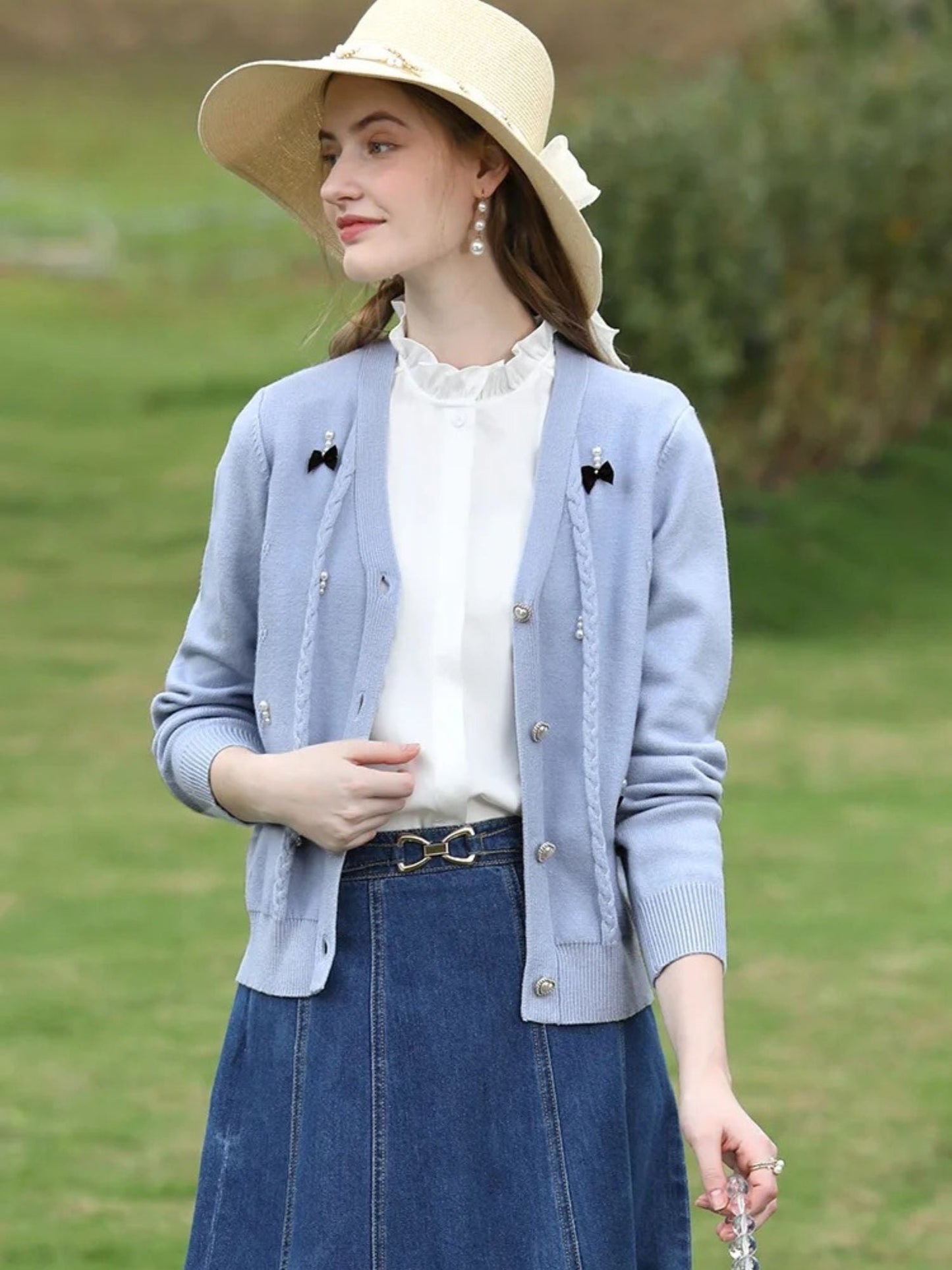 Sleeveless Blouse with Ruffled Collar